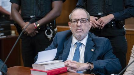 Harvey Weinstein weist Vorwürfe eines sexuellen Vergehens zurück. 