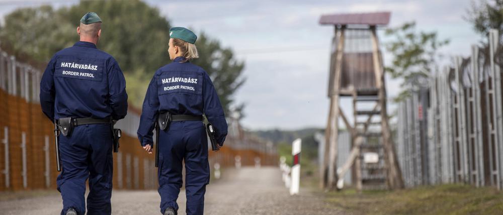 Ungarische Grenzschutzbeamte patrouillieren an der ungarischen Grenze zu Serbien in der Nähe von Roszke, Südungarn (Archivbild von 2022).