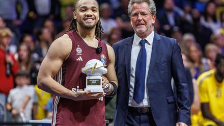 BBL-Geschäftsführer Stefan Holz (r) verteidigt die Liga mit 17 Clubs.