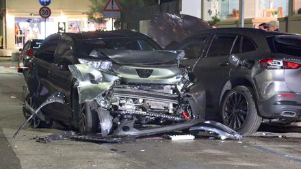 Zwei Autos stehen an der Unglücksstelle. Bei einem Verkehrsunfall in der Toskana sind zwei junge deutsche Frauen ums Leben gekommen. 