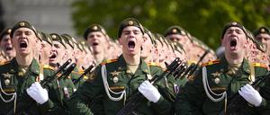 Russische Soldaten marschieren während der Militärparade zum Tag des Sieges in Moskau anlässlich des 79. Jahrestages des Endes des Zweiten Weltkrieges.