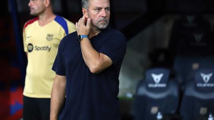 Trainer Hansi Flick hat sich selbstkritisch über die Verletzung eines Spielers beim FC Barcelona geäußert.