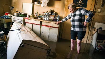 Eine Frau steht in einer überfluteten Wohnung in der Stadt Lewin Brzeski im Süden Polens. (Foto aktuell)
