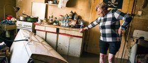 Eine Frau steht in einer überfluteten Wohnung in der Stadt Lewin Brzeski im Süden Polens. (Foto aktuell)