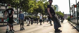 Nur bei Demos sind solche E-Boards erlaubt. Sie haben keine normale Straßenzulassung.