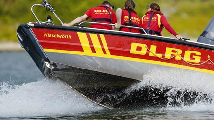 Mitglieder der Deutschen Lebensrettungsgesellschaft (DLRG) fahren bei einer Übung in einem Rettungsboot.