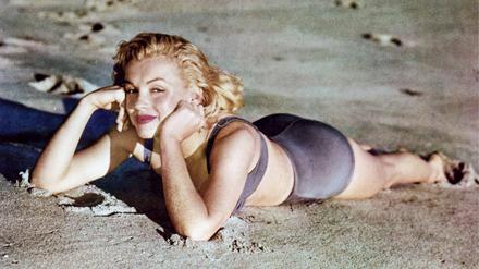Meeresnixe.  Marilyn Monroe 1951 am Strand von Los Angeles.