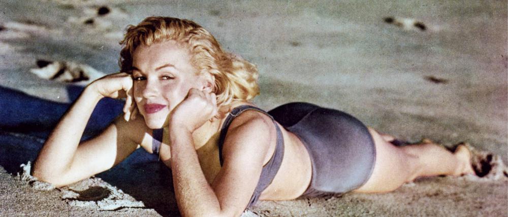 Meeresnixe. Marilyn Monroe 1951 am Strand von Los Angeles.