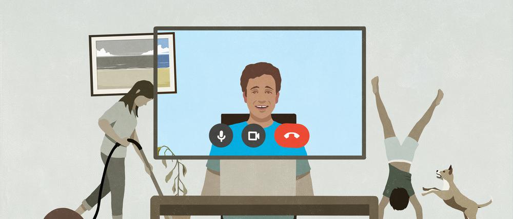 Mann beim Videochat von zu Hause am Computer mit Familie im Hintergrund.