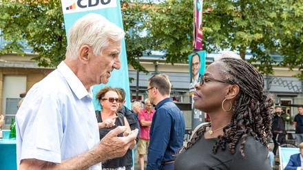 Adeline Abimnwi Awemo, CDU Kandidatin für die Landtagswahl Brandenburg, unterhält sich bei einer Wahlkampfveranstaltung ihrer Partei mit einem Besucher.