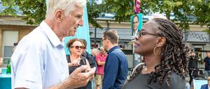 Adeline Abimnwi Awemo, CDU Kandidatin für die Landtagswahl Brandenburg, unterhält sich bei einer Wahlkampfveranstaltung ihrer Partei mit einem Besucher.