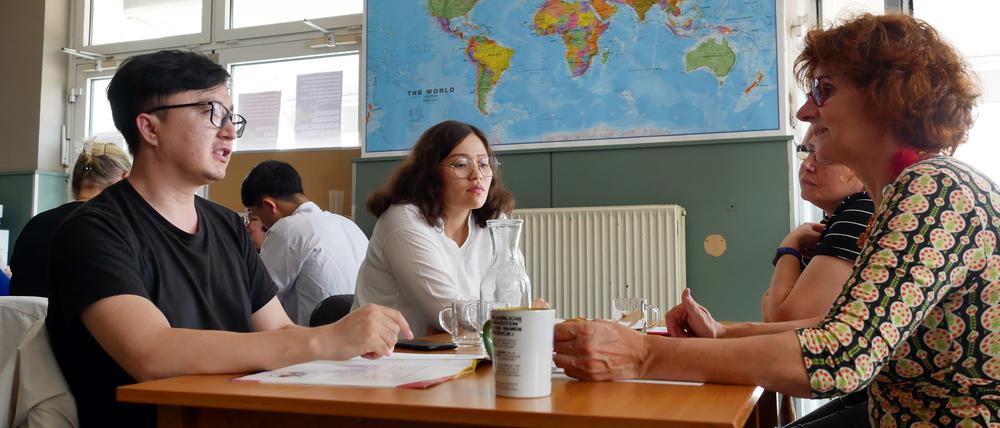 Im Begegnungsort „B89“ organisiert die Initiative „Willkommen in Falkensee“ wöchentlich ein Sprachcafé. Rechts: Marion Gottschalk, Koordinatorin des Sprachcafés.