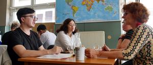 Im Begegnungsort „B89“ organisiert die Initiative „Willkommen in Falkensee“ wöchentlich ein Sprachcafé. Rechts: Marion Gottschalk, Koordinatorin des Sprachcafés.