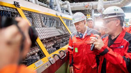 Niedersachsen, Georgsmarienhütte: Robert Habeck (l, Bündnis 90/Die Grünen), Bundesminister für Wirtschaft und Klimaschutz, geht gemeinsam mit Volker Glane, Leiter Technologie Wärmebehandlung und Prüftechnik, durch das Stahlwerk der Georgsmarienhütte GmbH und schaut sich dabei eine Einzelstabvergütungsanlage (EVA) an. Auf einer Reise durch den Nordwesten besucht der Bundeswirtschaftsminister mehrere Unternehmen in Niedersachsen.