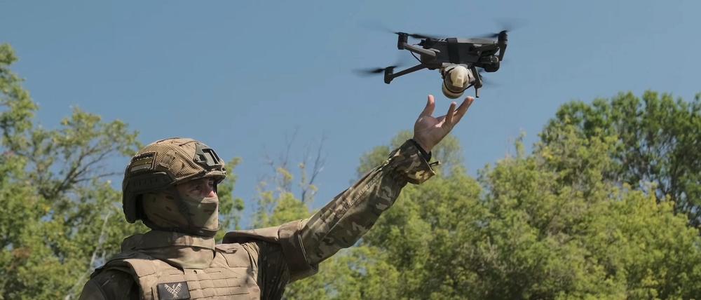 19.09.2024, Ukraine: Auf diesem vom Pressedienst des russischen Verteidigungsministeriums über AP veröffentlichten Videostandbild startet ein russischer Soldat eine Drohne an einem nicht näher bezeichneten Ort in der Ukraine.