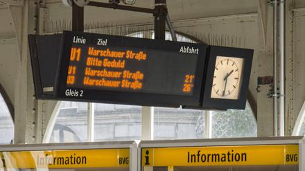 Nach verlängerten Taktzeiten der U-Bahn gibt es derzeit lange Wartezeiten für Fahrgäste der BVG. 