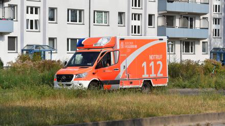 Der beschädigte Rettungswagen steht nach dem Unfall an der Stubenrauchstraße.