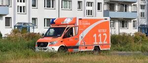 Der beschädigte Rettungswagen steht nach dem Unfall an der Stubenrauchstraße.