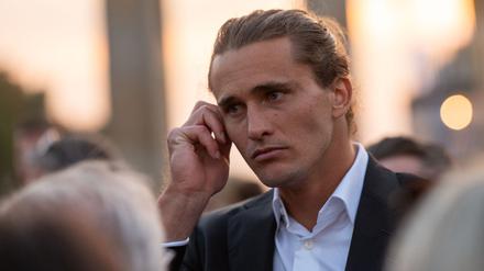 Tennisprofi Alexander Zverev reagiert gelassen auf die Kritik von Roger Federer.