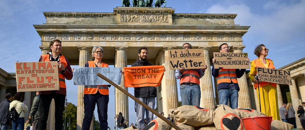 Klimaaktivisten der Letzten Generation haben mit Sandsäcken vor dem Brandenburger Tor in Berlin demonstriert.