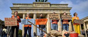 Klimaaktivisten der Letzten Generation haben mit Sandsäcken vor dem Brandenburger Tor in Berlin demonstriert.