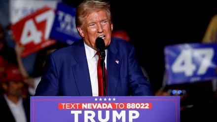Der republikanische Präsidentschaftskandidat und ehemalige US-Präsident Donald Trump spricht bei einer Kundgebung in Las Vegas, Nevada, USA, am 13. September 2024. Er kündigte an, im Rahmen des Wahlkampfes als Nächstes die Städte Springfield und Aurora zu besuchen.