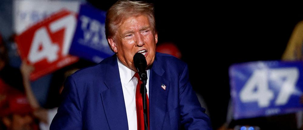 Der republikanische Präsidentschaftskandidat und ehemalige US-Präsident Donald Trump spricht bei einer Kundgebung in Las Vegas, Nevada, USA, am 13. September 2024. Er kündigte an, im Rahmen des Wahlkampfes als Nächstes die Städte Springfield und Aurora zu besuchen.