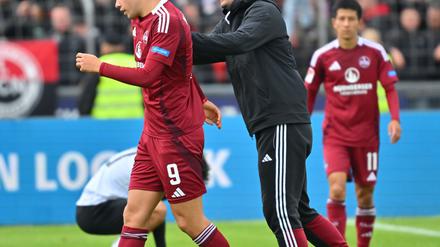 Miroslav Klose (M) muss gegen Hertha ohne Stürmer Stefanos Tzimas (l) auskommen, der zuletzt beim Sieg in Ulm die Rote Karte sah.