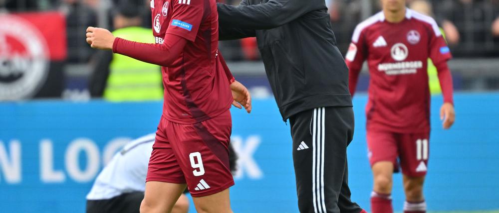Miroslav Klose (M) muss gegen Hertha ohne Stürmer Stefanos Tzimas (l) auskommen, der zuletzt beim Sieg in Ulm die Rote Karte sah.