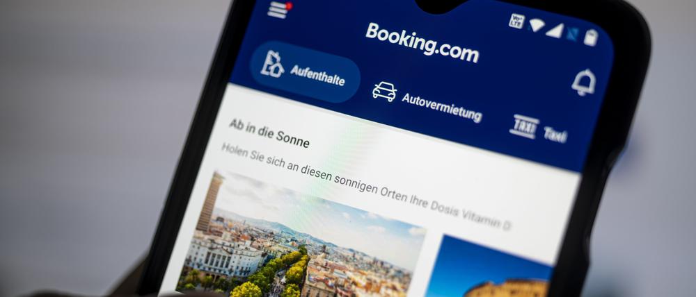 Auf einem Smartphone ist die App des Reiseportals Booking.com zu sehen. Das Buchungsportal muss in der EU künftig strengere Regeln einhalten.