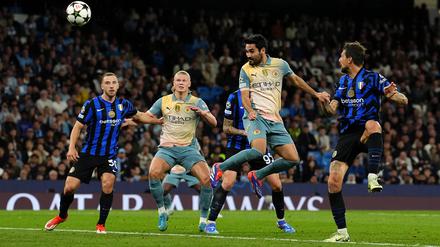 Auch dieser Ball ging nicht ins Tor: Ilkay Gündogan beim Kopfball.