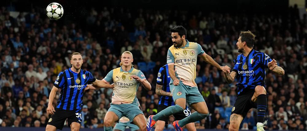 Auch dieser Ball ging nicht ins Tor: Ilkay Gündogan beim Kopfball.