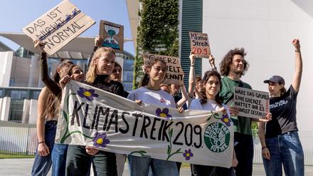 Klimaaktivisten vor dem Bundeskanzleramt.