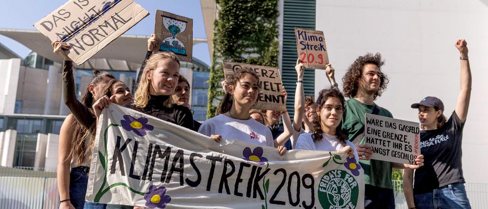 Klimaaktivisten vor dem Bundeskanzleramt.
