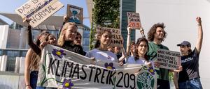 Klimaaktivisten vor dem Bundeskanzleramt.