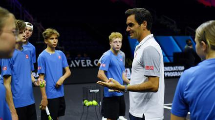 Roger Federer trainiert am Mittwoch in der Uber Arena mit Kindern und Jugendlichen vom LTTC Rot-Weiß Berlin im Rahmen des Development Programs seines Sponsors Uniqlo.