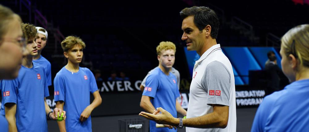 Roger Federer trainiert am Mittwoch in der Uber Arena mit Kindern und Jugendlichen vom LTTC Rot-Weiß Berlin im Rahmen des Development Programs seines Sponsors Uniqlo.