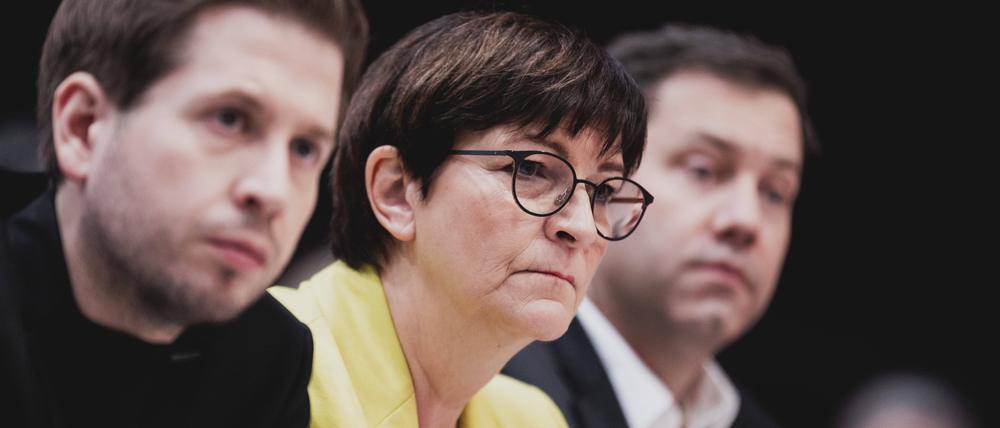 Das parteiinterne Grummeln über die SPD-Co-Vorsitzende Saskia Esken (mi.) und Generalsekretär Kevin Kühnert (li.) könnte lauter werden