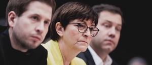 Das parteiinterne Grummeln über die SPD-Co-Vorsitzende Saskia Esken (mi.) und Generalsekretär Kevin Kühnert (li.) könnte lauter werden