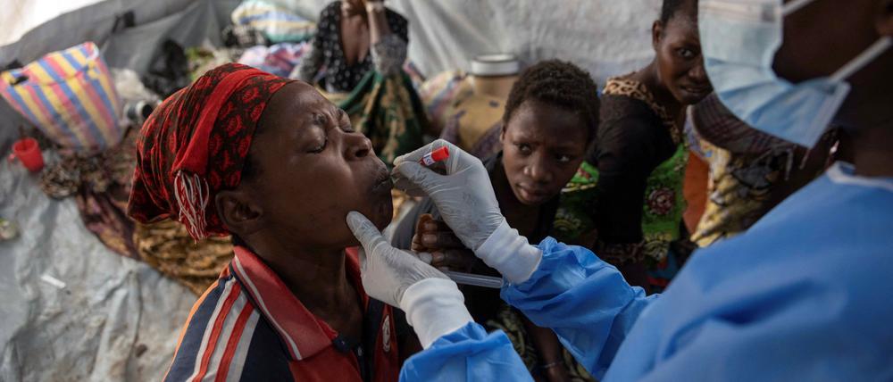 Eine kongolesische Krankenschwester entnimmt einem MPox-verdächtigen Patienten eine Probe.