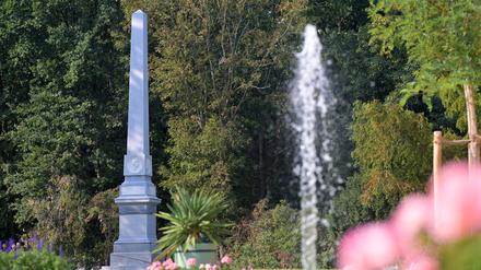 Der blaugraue Obelisk südlich des Marmorpalais im neuen Garten ist restauriert.