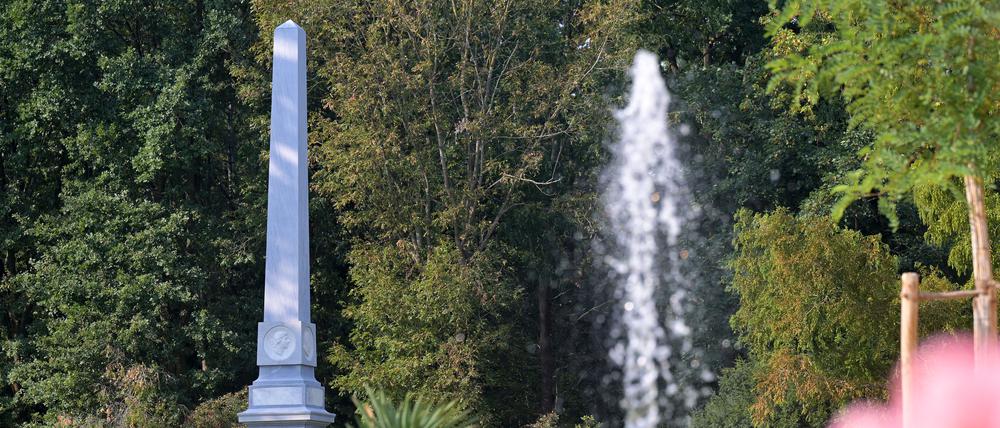 Der blaugraue Obelisk südlich des Marmorpalais im neuen Garten ist restauriert.