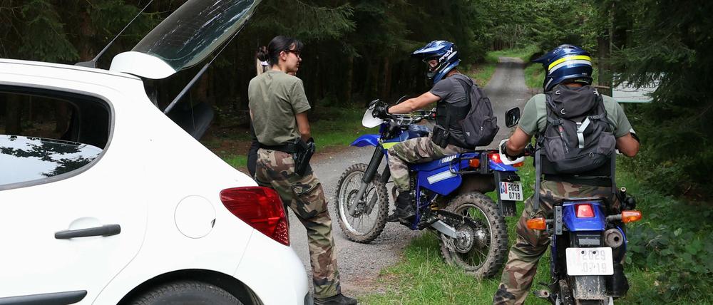 Frankreich, Saint-Blaise-la-Roche: Französische Gendarmen auf Motorrädern bereiten sich auf die Suche nach der vermissten Jugendlichen Lina vor. Ein Jahr nach dem Verschwinden der Jugendlichen Lina im Elsass deutet in dem spektakulären Kriminalfall in der deutsch-französischen Grenzregion alles auf ein Verbrechen hin.