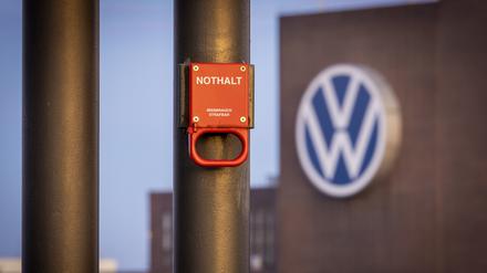 Niedersachsen, Wolfsburg: Ein Schalter mit der Aufschrift «Nothalt» ist am Morgen am Bahnhof vor einem Logo am Volkswagen Stammwerk zu sehen. Der angeschlagene Volkswagen-Konzern könnte einem Pressebericht zufolge mittelfristig bis zu 30.000 Stellen in Deutschland streichen.