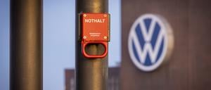 Niedersachsen, Wolfsburg: Ein Schalter mit der Aufschrift «Nothalt» ist am Morgen am Bahnhof vor einem Logo am Volkswagen Stammwerk zu sehen. Der angeschlagene Volkswagen-Konzern könnte einem Pressebericht zufolge mittelfristig bis zu 30.000 Stellen in Deutschland streichen.