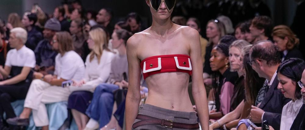 „Wir sehen in jeder Frau eine Superheldin“, sagt Raf Simons über die Prada-Kollektion.