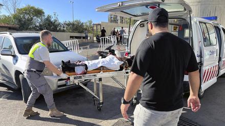 Ersthelfer des Zivilschutzes bringen einen verletzten Mann, dessen tragbarer Pager explodiert ist, ins al-Zahraa-Krankenhaus. 