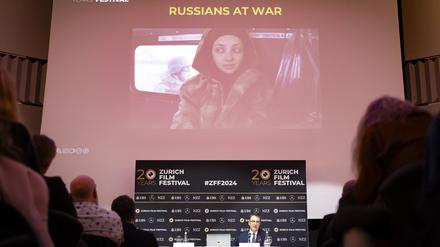 Das Filmfestival in Zürich hat einen umstrittenen Dokumentarfilm über russische Soldaten im Ukraine-Krieg in sein Programm aufgenommen.