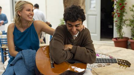 Zurück auf Hydra: Leonard Cohen (Alex Wollf) und Marianne Ihlen (Thea Sofie Loch Næss).