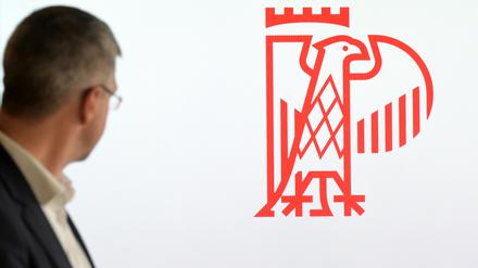 Oberbürgermeister Mike Schubert bei der Vorstellung des vielfach kritisierten Adler-Logos für Potsdam. 